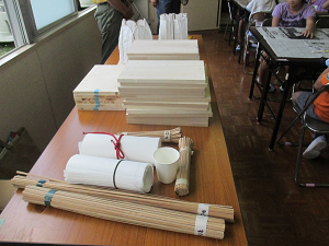 ランプシェードの材料である竹ひご、和紙、桐の板