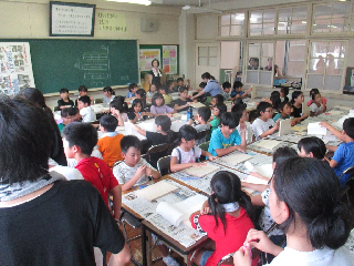 58名の子どもたちが教室で作業