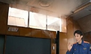 天井に近い位置にある排煙設備から煙を逃がしている写真