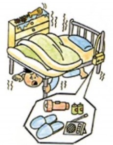 寝室にいるときに地震が起きて，ベッドの下で身を守る様子。ベッドの近くには，非常持ち出し袋が準備されています。