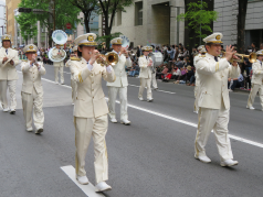 パレード演奏する消防音楽隊員の写真