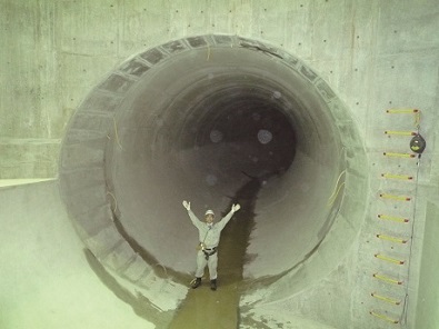 雨水貯留管［比恵9号幹線］に人が立って大きさの比較をしている写真