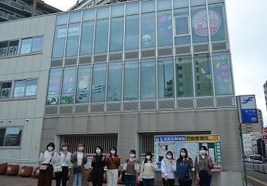 中村学園大学の学生と緑のカーテン