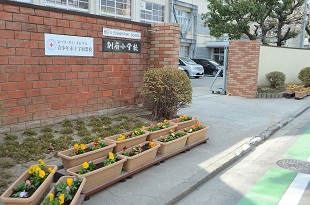 画像：別府小学校正門・校舎入口4