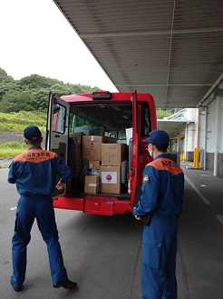 支援物資を消防局の車両に積み込んだところの写真