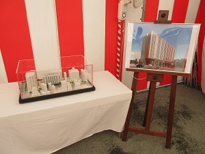 新庁舎の模型と完成予定図の写真