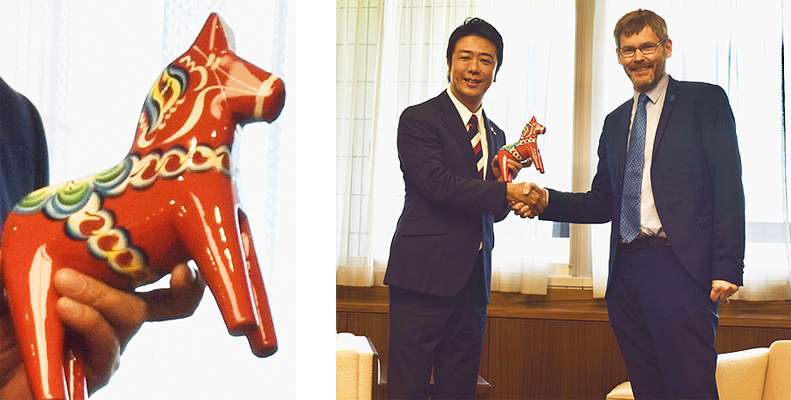 SPC事務総長（当時）のヨハン・ストリード氏から記念品として市長へ贈られた赤いダーラヘストの写真