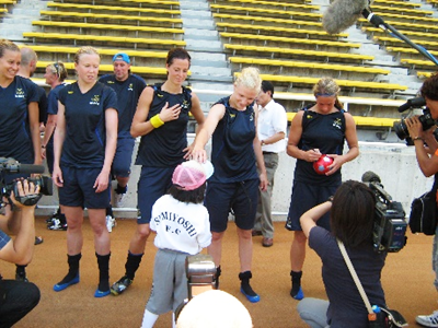 2008年北京オリンピック事前合宿で福岡市にやってきたスウェーデンの女子サッカーチームに質問する、市内でサッカーを頑張っている女の子たち