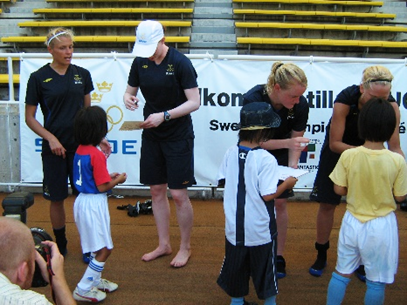 2008年北京オリンピック事前合宿で福岡市にやってきたスウェーデンの女子サッカーチームの選手達から子どもたち全員にサインのプレゼント