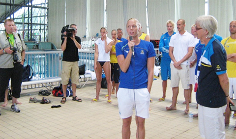 ２００８年北京オリンピック事前合宿での水泳チームとの交流事業の写真（1枚目）