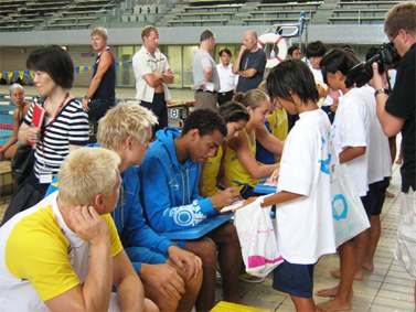 ２００８年北京オリンピック事前合宿での水泳チームとの交流事業の写真（2枚目）