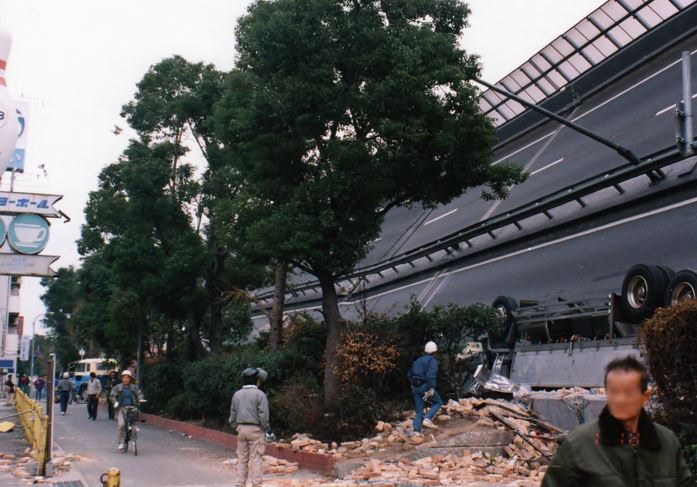 神戸市提供の阪神・淡路大震災の被害写真２（高速道路倒壊）
