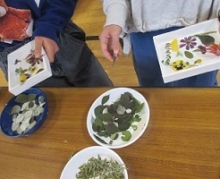 押して乾燥させた色とりどりの花や葉っぱを素材に、子ども達はピンセットを使って作ります。