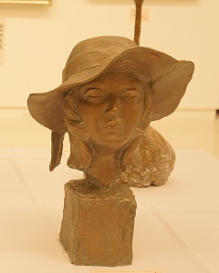 鍔広帽子の女性の彫刻