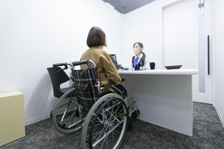 車椅子が回転できる広さを確保している相談室の写真