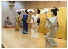 写真：博多芸妓（げいぎ）による唄や舞の様子