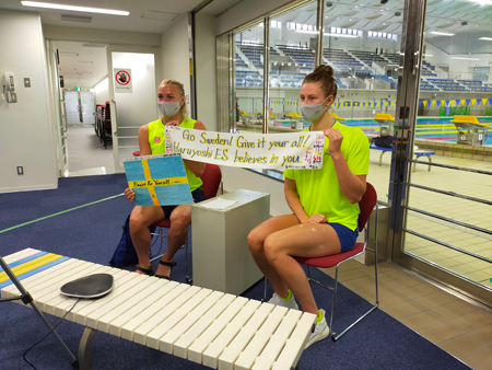 スウェーデン競泳チームのサラ・ショーストロム選手、ソフィ・ハンソン選手と、春吉小学校６年生とのオンライン交流会の写真（その1）