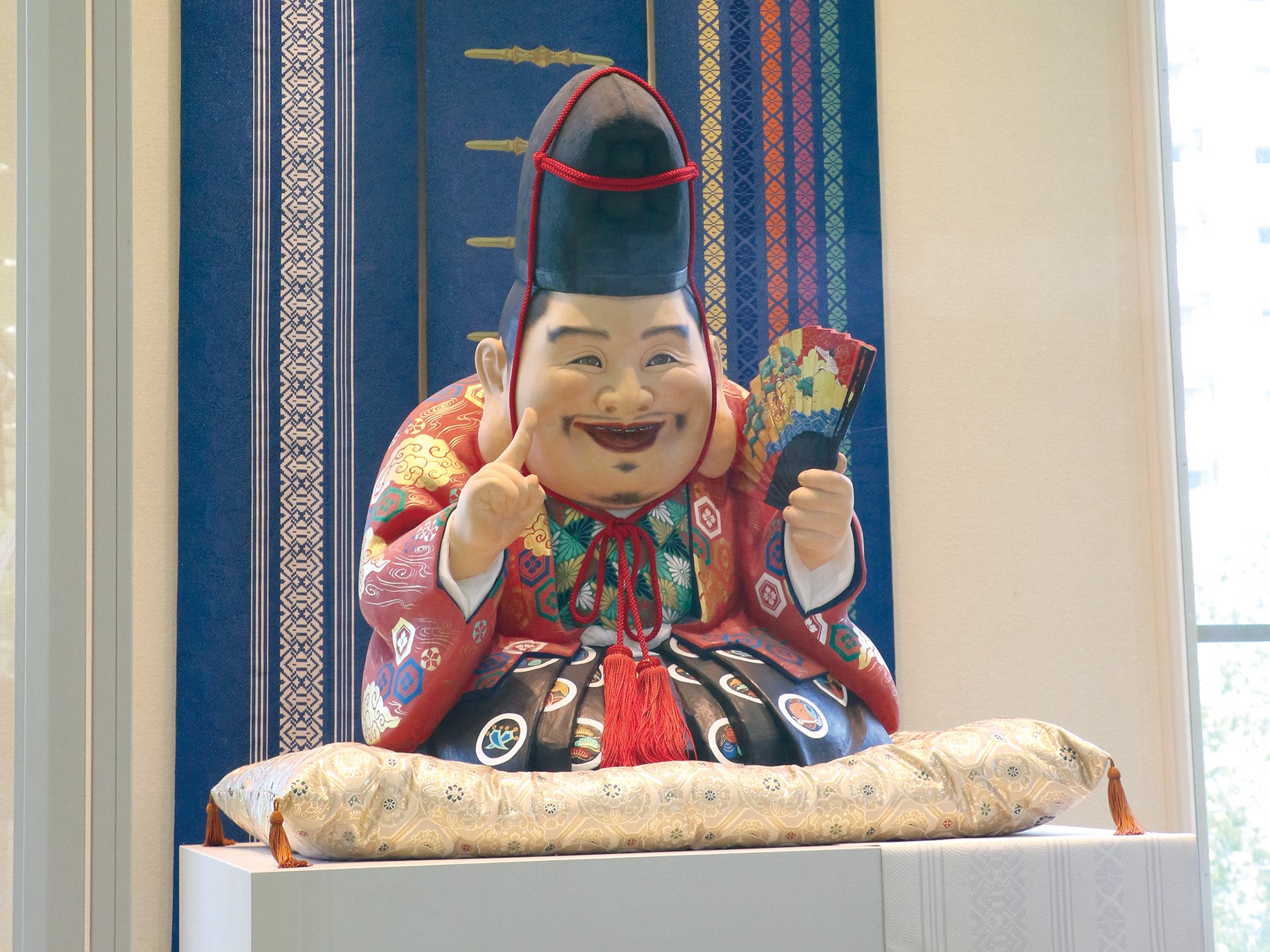 はかた伝統工芸館で迎える「福の神」の人形の写真