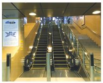 写真：地下鉄コンコースから地上を結ぶエスカレーター
