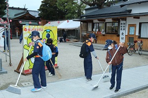 子どもたちが神社を掃除している写真
