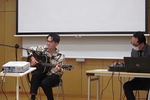 卒業生のミュージシャン篠原凛太郎さんによるギター弾き語り