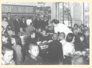 昭和24年、西新小学校が選ばれ学校給食が始まった様子