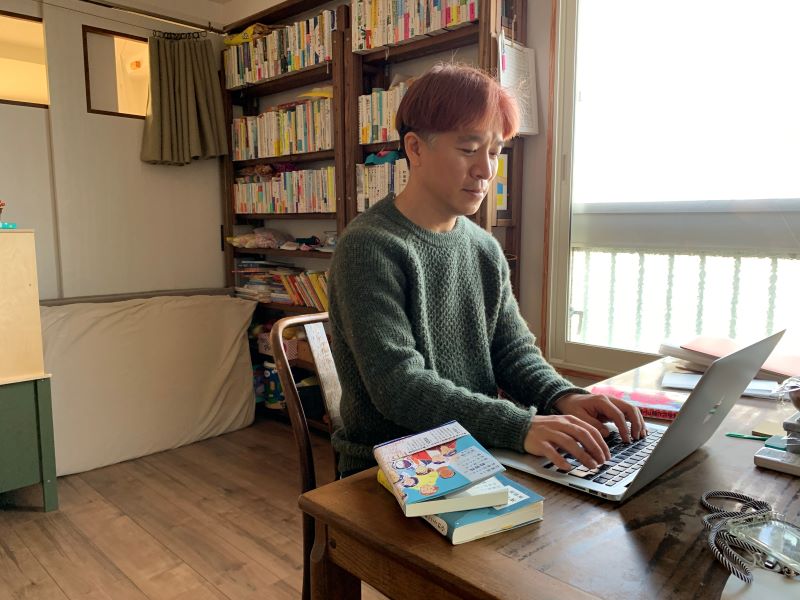 清田さんがパソコンをタイプしている写真