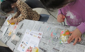 集中して絵具を塗る子どもたちの写真