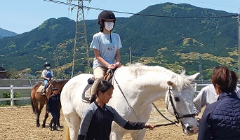 白馬に乗る小学生の写真