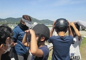 ヘルメットをかぶる子どもたちの写真