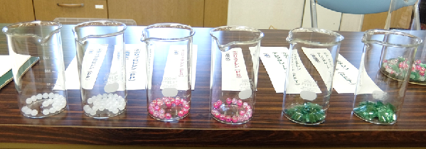 実験で用いた各プラスチック（左からポリプロピレン、ポリスチレン、ポリエチレンテレフタレート）