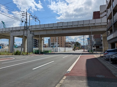 高架化により東西の行き来がスムーズになった雑餉隈(ざっしょのくま)2号踏切