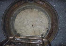 マンホールへ流出した油脂の写真