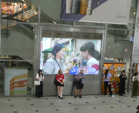 西鉄福岡（天神）駅エリアでのデジタルサイネージの写真1