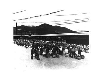画像:写真（写）《列車を待つ復員兵（釜山）》