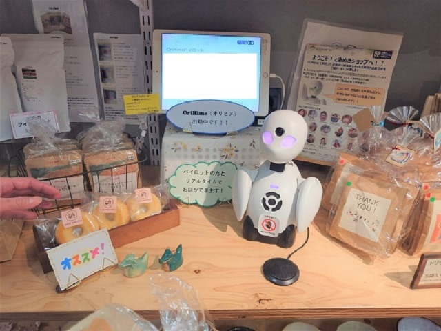 小売施設でオリヒメが商品紹介している写真