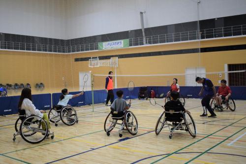 車いすバドミントンの様子