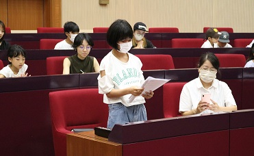 児童が質問している写真