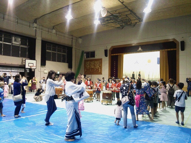 盆踊りの様子