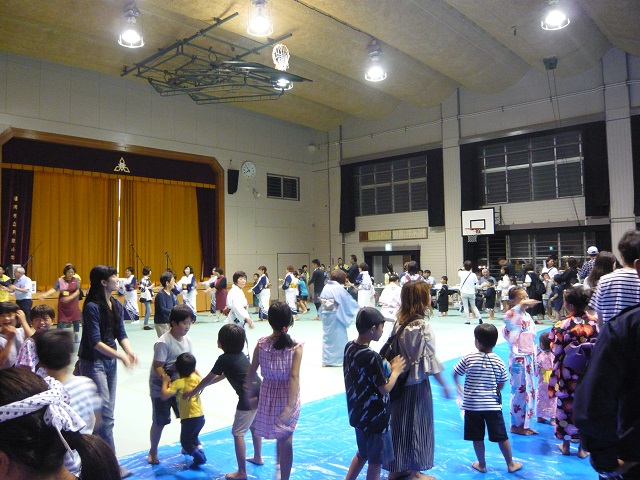 盆踊りの様子