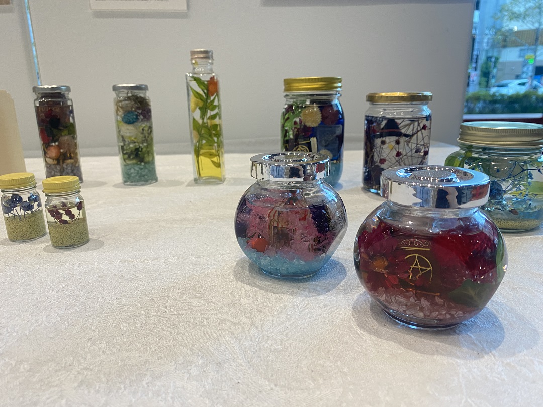 本や小物が入ったハーバリウム