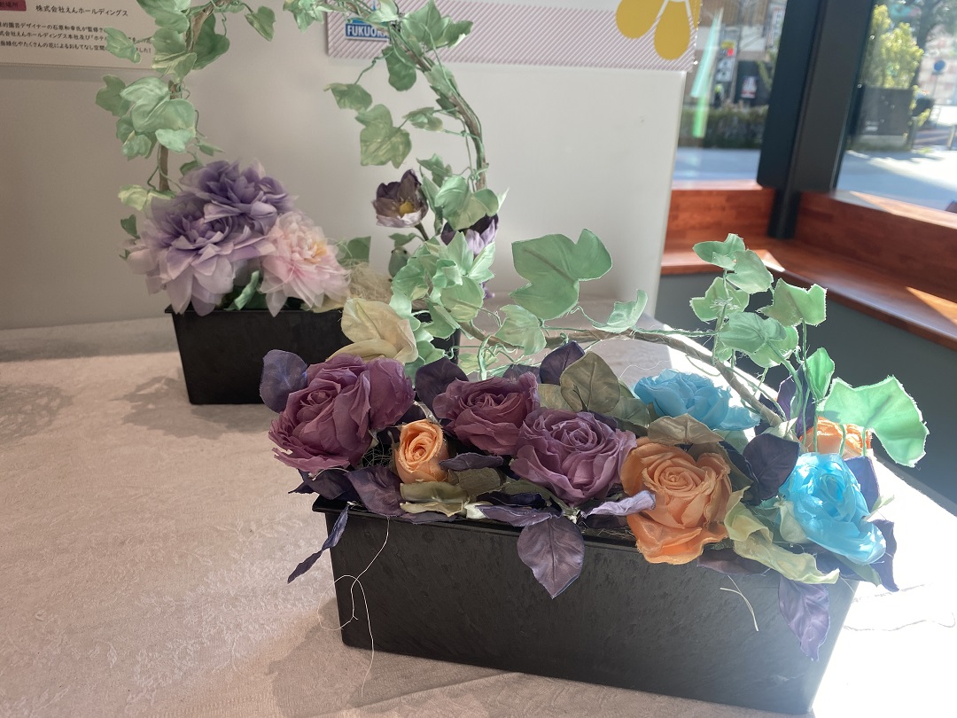 紫の花とオレンジの花の作品