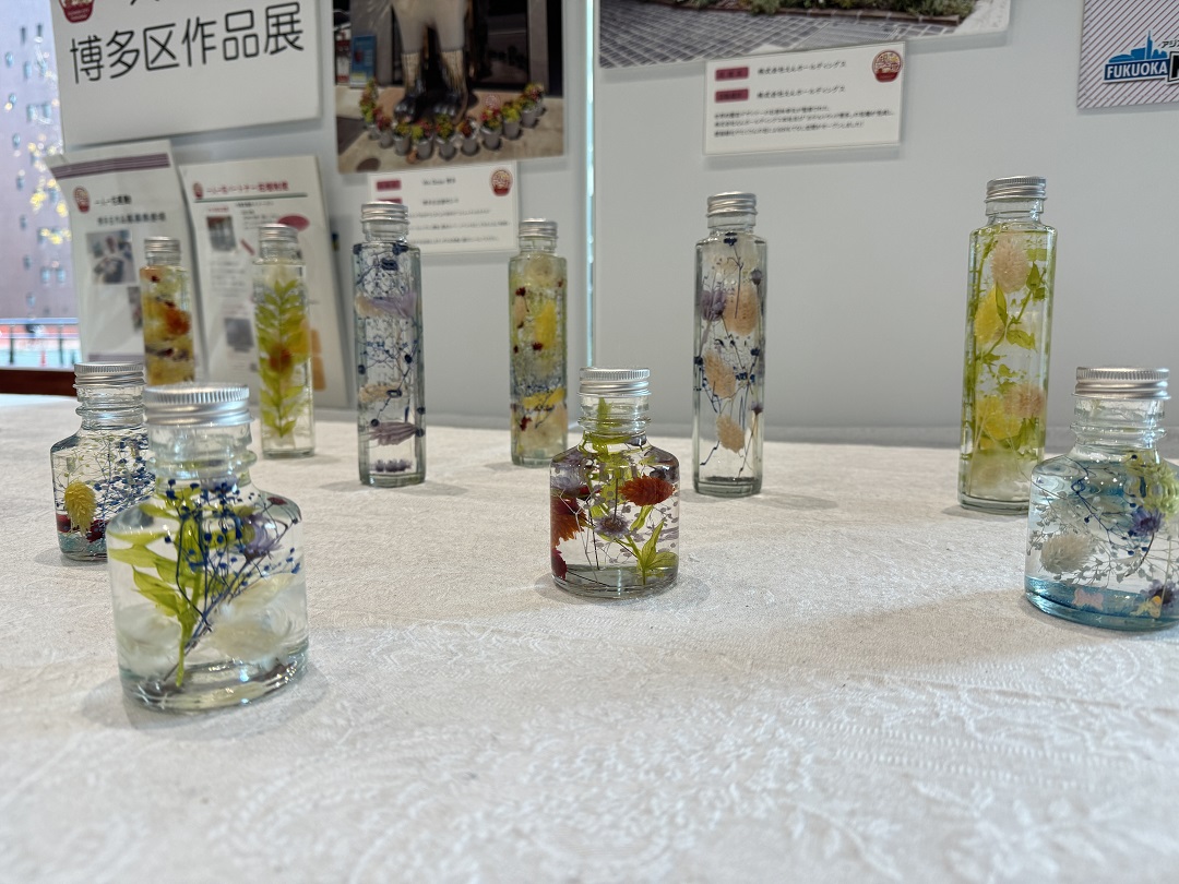 青色や赤色の花を使ったハーバリウム作品
