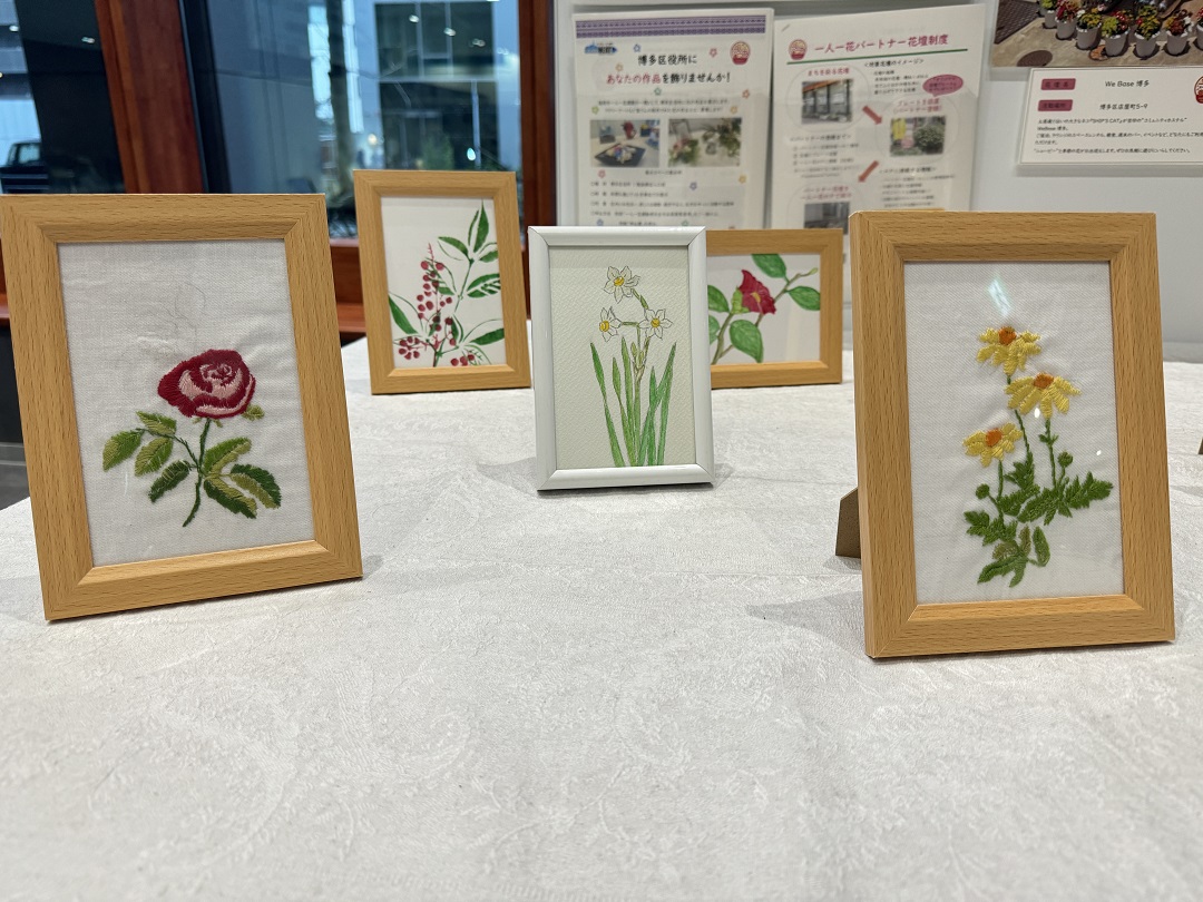 薔薇やタンポポの花をかたどった刺繍の写真