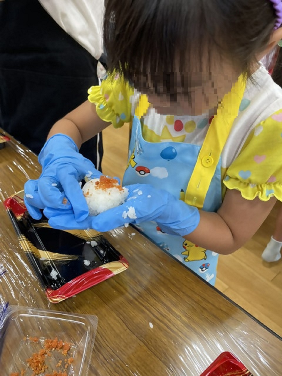 おにぎりの上に鮭をのせました。