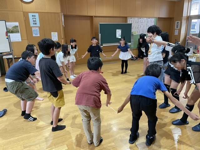全員で輪になり割り箸を支え合って立ち上がる