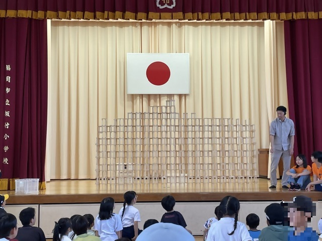 最高に盛り上がったドミノウェーブ カタカタと音を響かせ崩れていきました