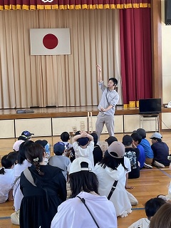 遊び方を説明する原田さん