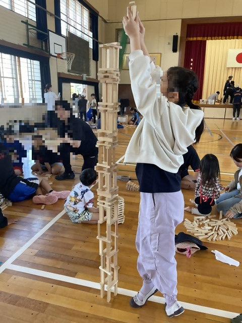 身長よりも高く積み上げました