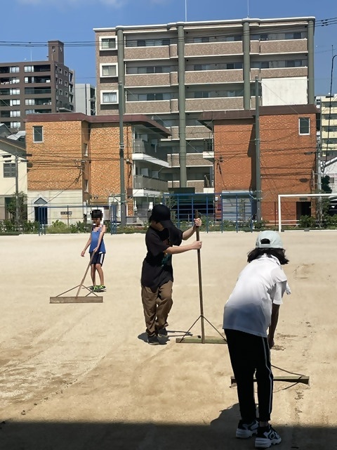 進んで片付け作業に加わった高学年